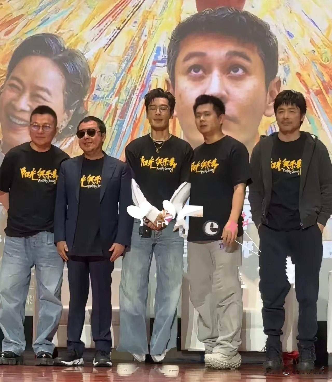 黄晓明还是太帅了，
有鹤立鸡群的感觉。
这就是顶级男人和普通男人的区别。