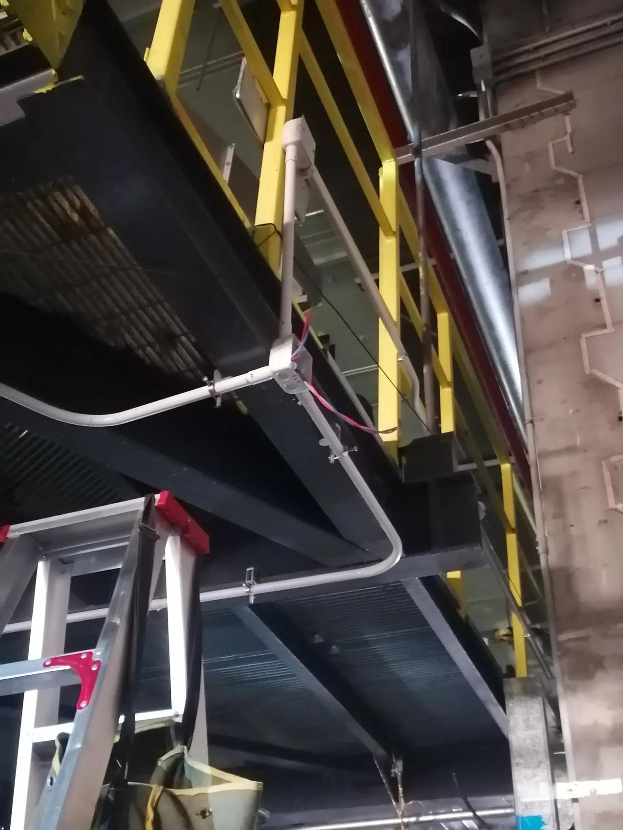 大家好，我是水电工星仔，活得明白，不如装糊涂，今天干活发生这样一件事，有工友不放