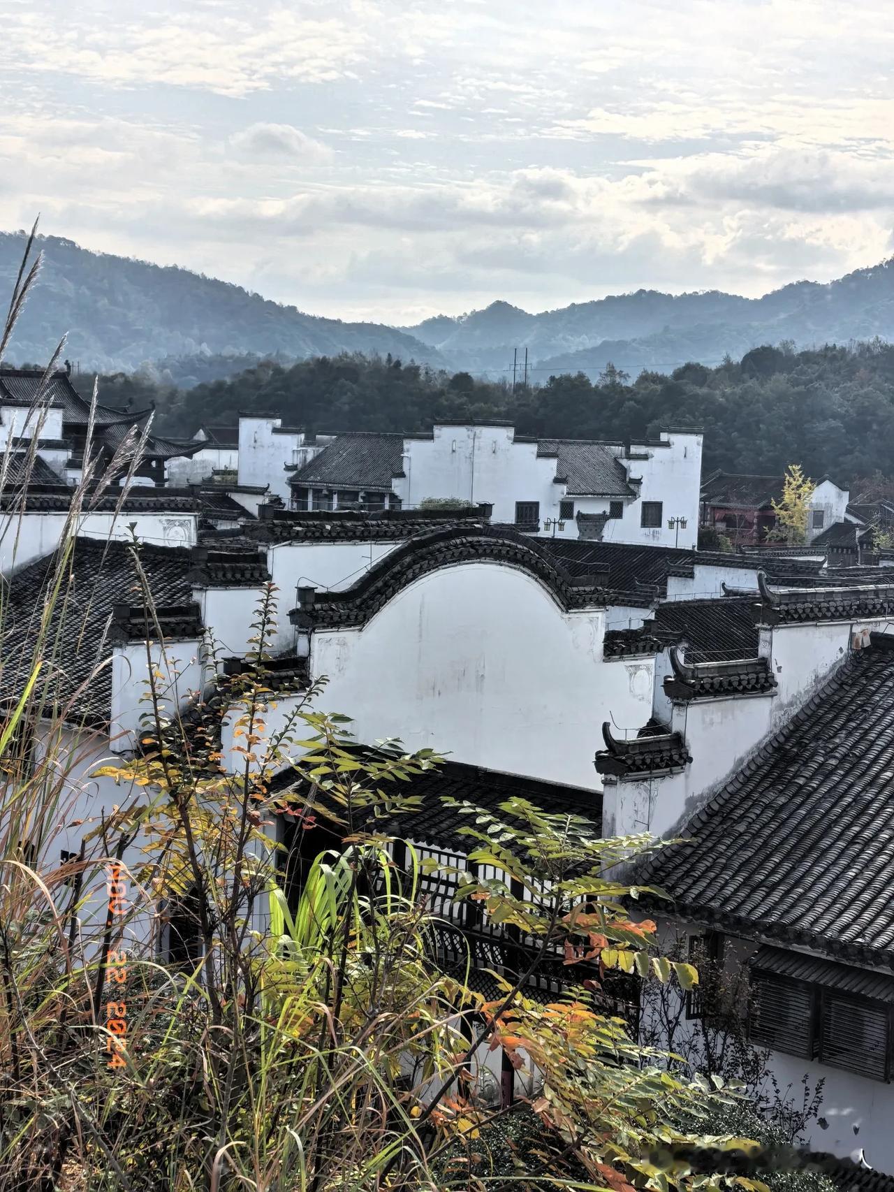 梦里老家，山边小镇。
我在江西看风风。