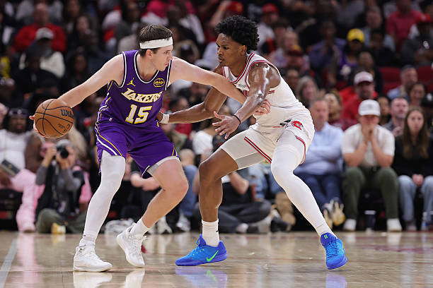 连赢两场火箭，里夫斯也是幕后英雄之一。得分虽然不多，一场14分，一场15分，但送