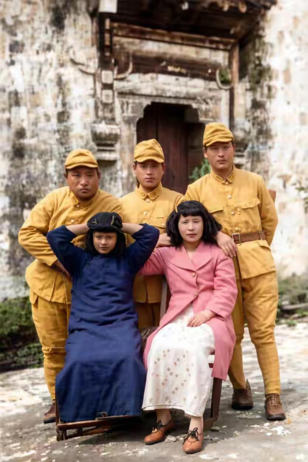 安徽某地，大户人家的门前，日军士兵强迫两名中国女子和他们合影。士兵是普通的士兵，