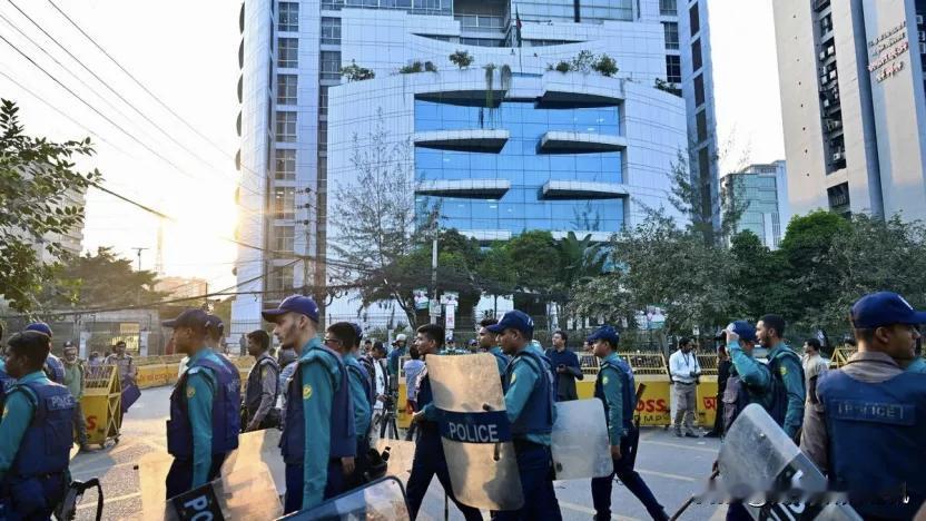 《印度教徒报》《印刷报》12月14日报道，孟加拉国右翼文化团体“革命阵线（The