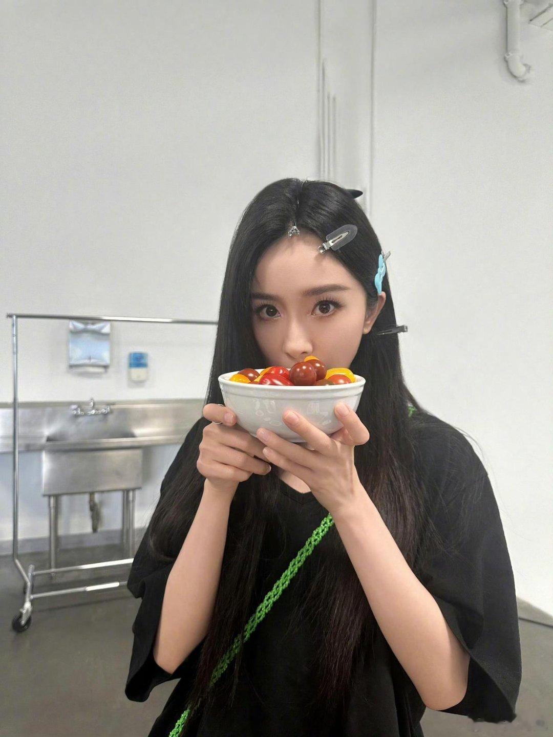 看杨幂吃东西你就知道女明星有多自律了！把圣女果当水果，把水果和一片吐司当正餐[吃