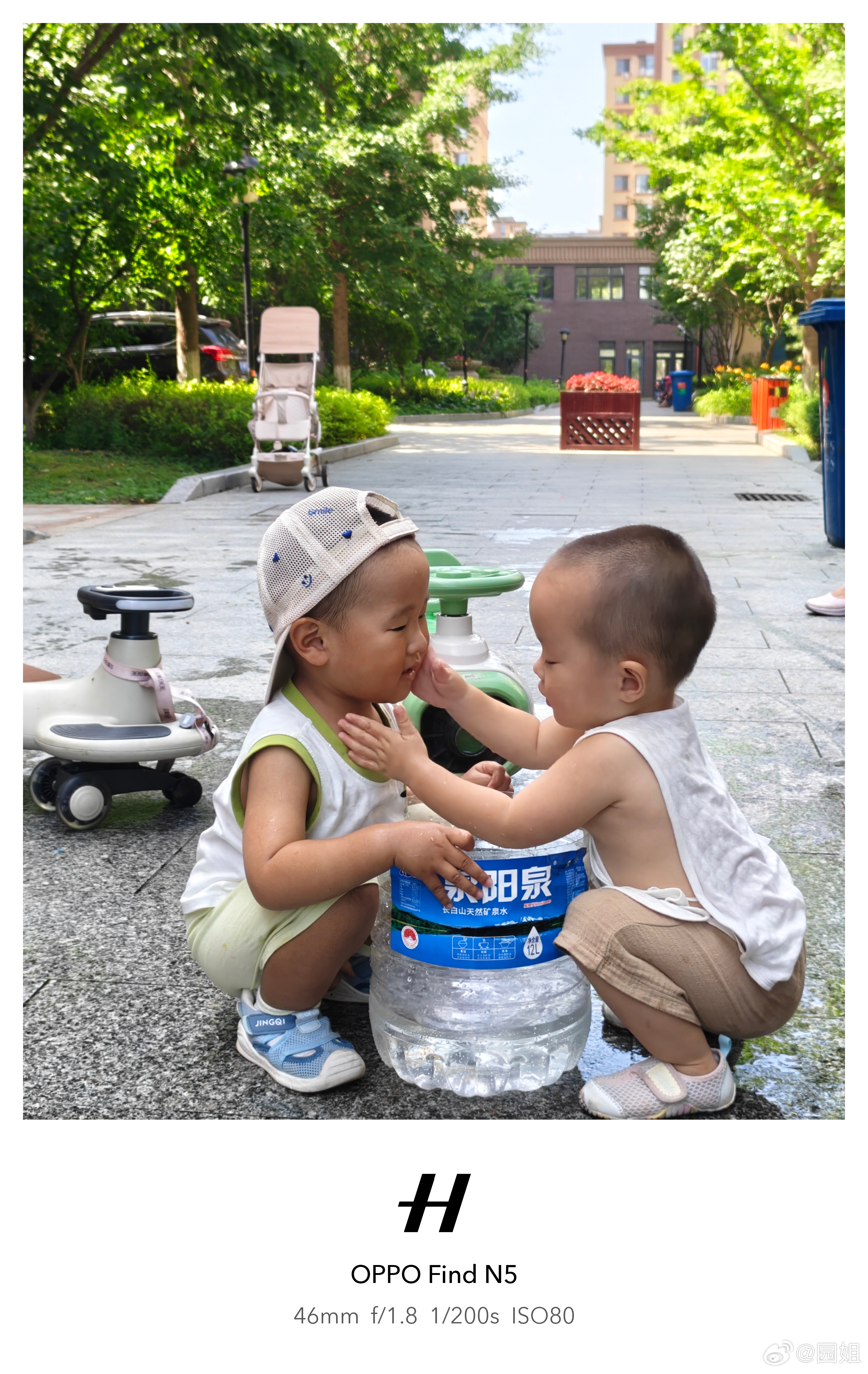 最近孩子们都在楼下玩水，我儿子就执着于给别人洗脸。 ​​​