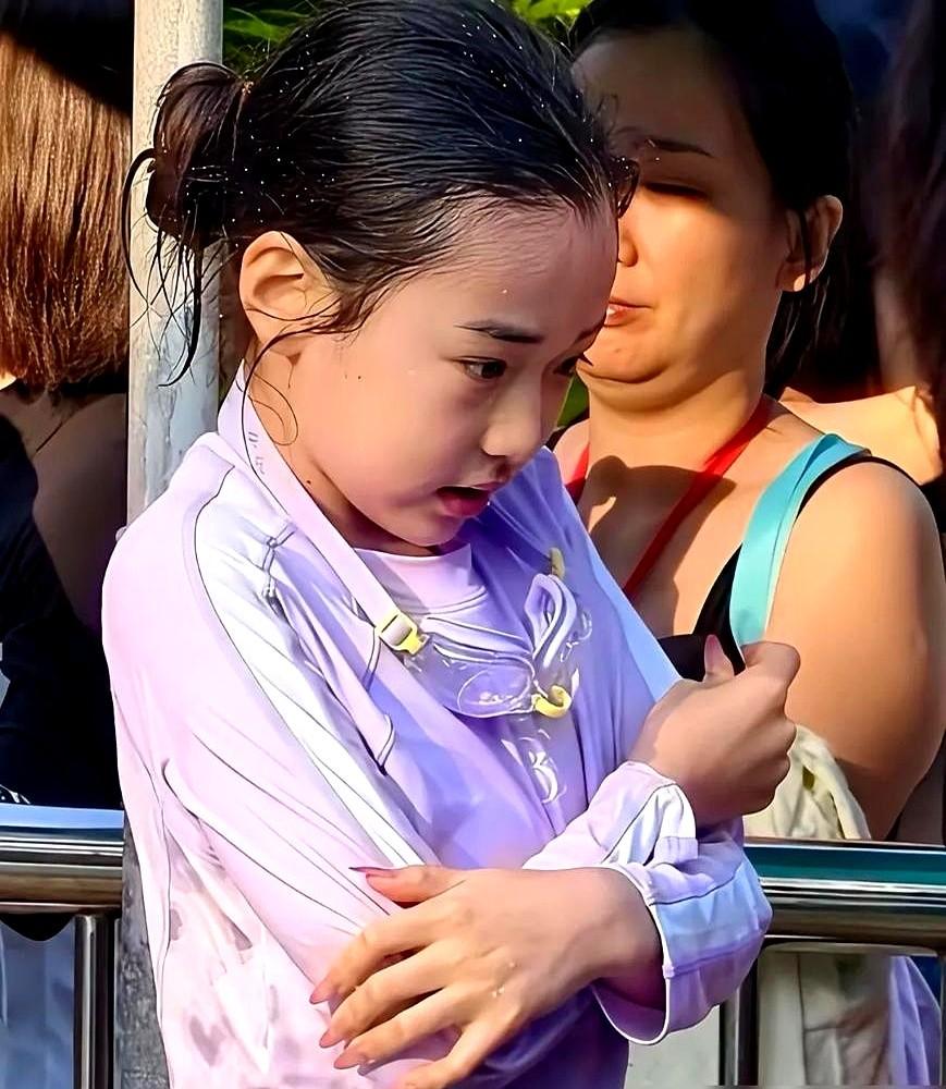 明星娃的起跑线，早就不是学校了。

黄磊家黄多多13岁染发打耳洞，争议越大，爸妈