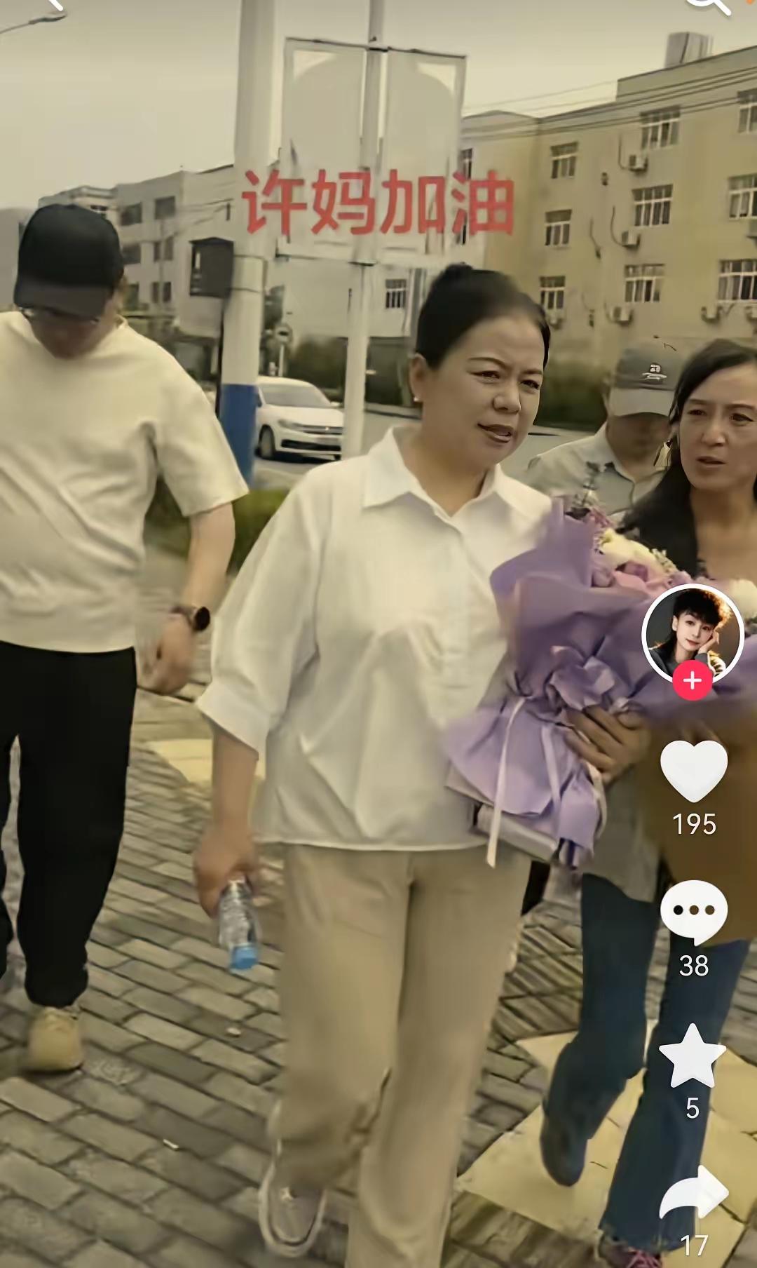 52万中午开会了，今天我们就讨论一下52万到底应不应该还呢？

关于52万是许敏