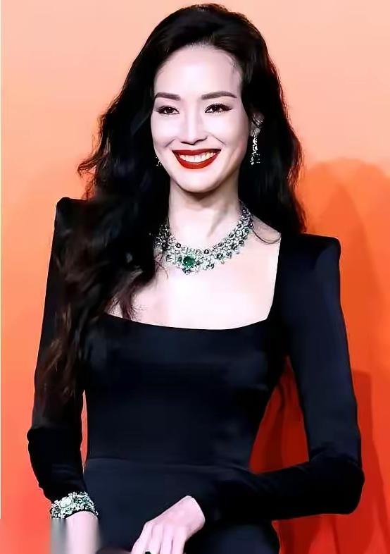 以前总不懂，舒淇怎么最后选了冯德伦？毕竟前两段感情，她栽得太疼。

跟黎明七年，