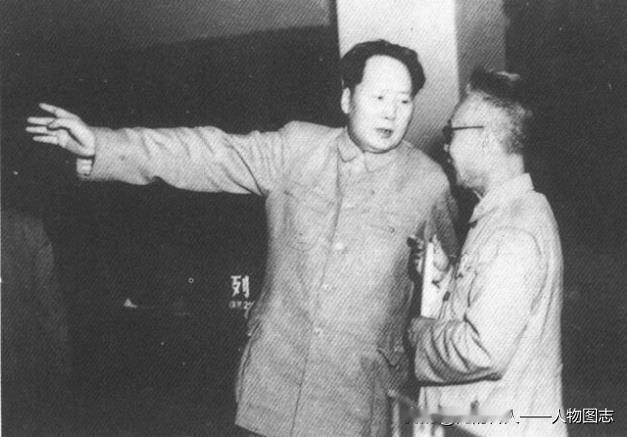 毛泽东与新中国首任教育部部长马叙伦交谈。