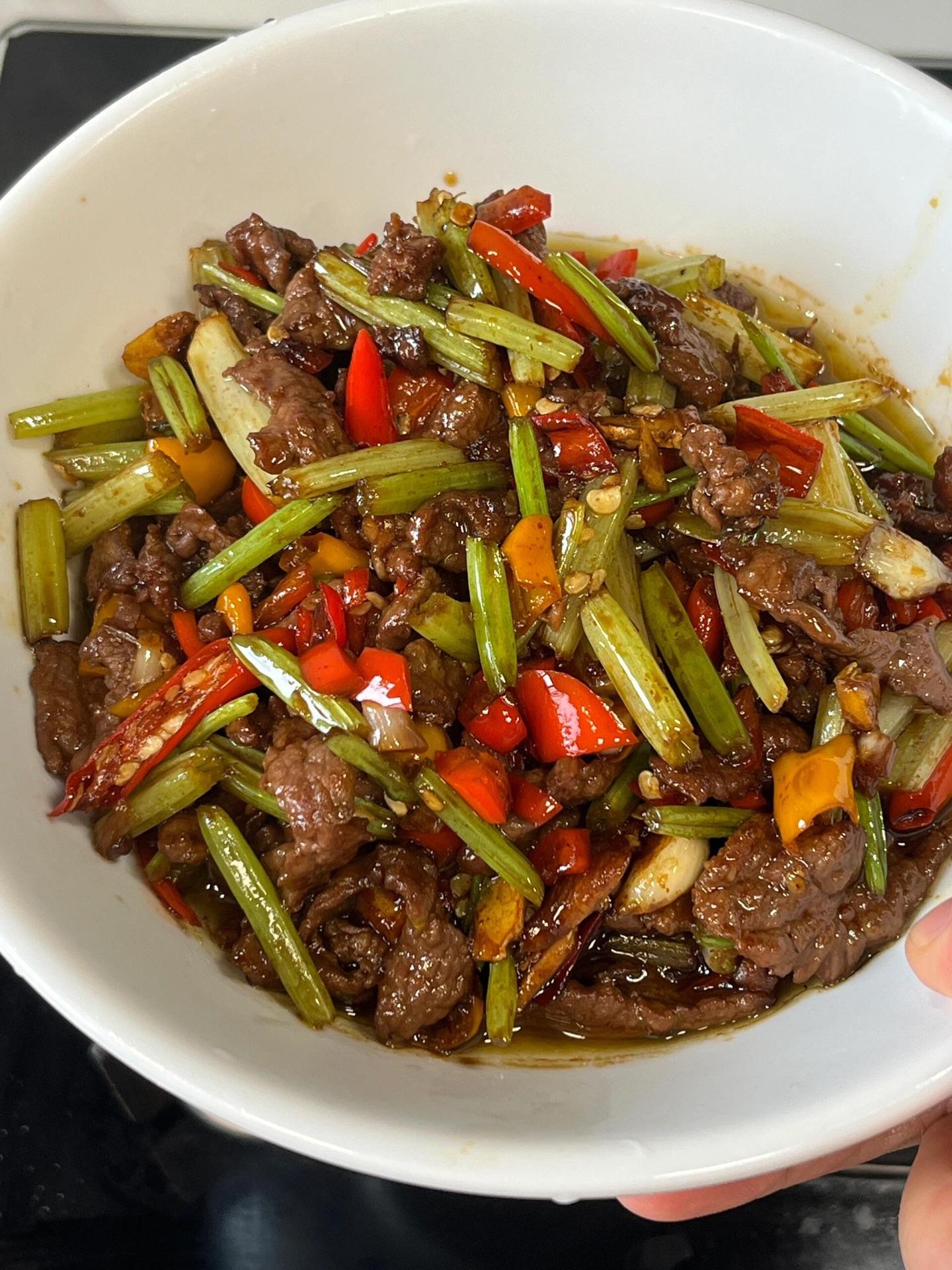 嘎嘎好吃下饭的芹菜炒肉。🍉食材：牛里脊，芹菜，小米椒，红辣椒，生姜...