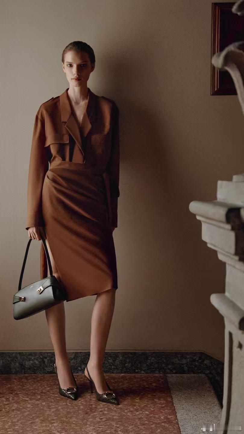 deling时尚快讯 Ferragamo Hug手袋凝聚品牌世代传承的精湛工艺与