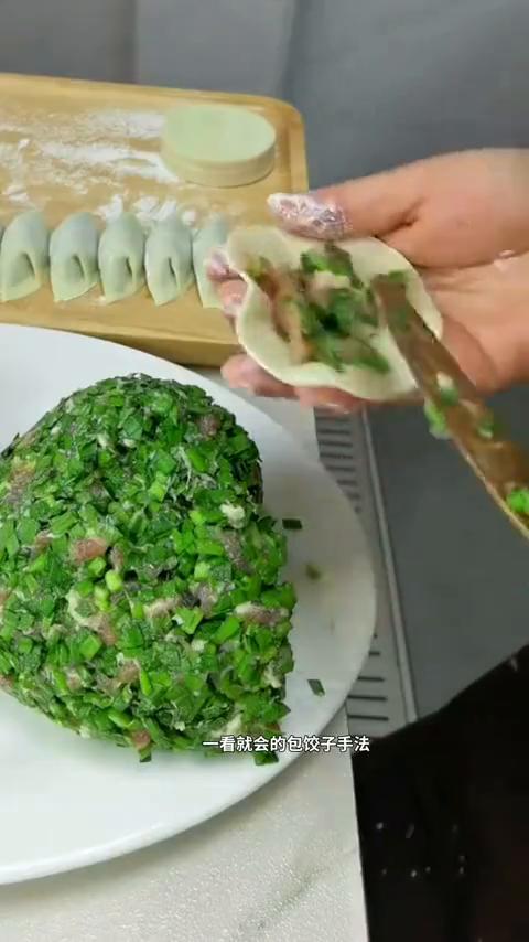 一看就会的包饺子手法。
饺子皮放上馅儿，打平馅子，一合双手往中间挤，左手褶子弄到