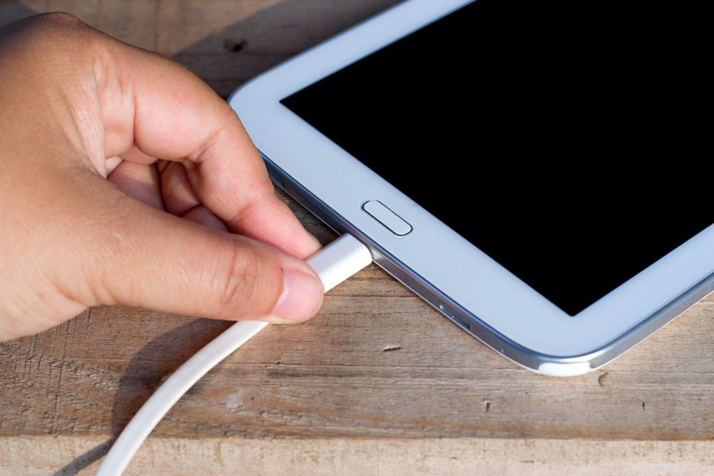 从此以后 睡觉。手机放地上 离头距离不能少于2米。 美国9岁男童亚什顿（Asht