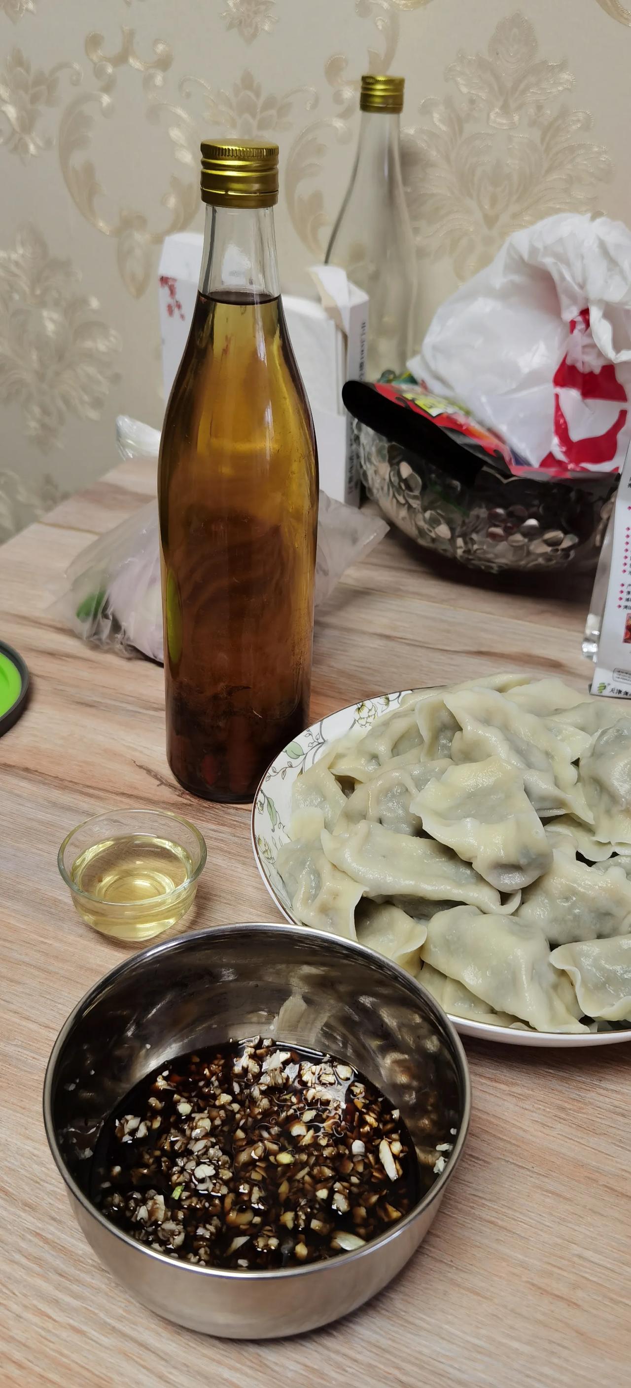 很多粉丝朋友问我，收到童蛾酒应该怎么喝？今天我就告诉大家，想起到保健滋补作用，那