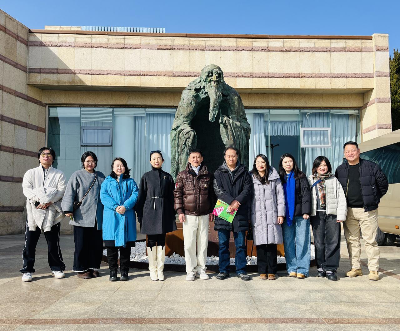 来自内蒙古美术馆的同事仁到青岛市雕塑馆参观考察，并观看2026年“春潮·青岛雕塑