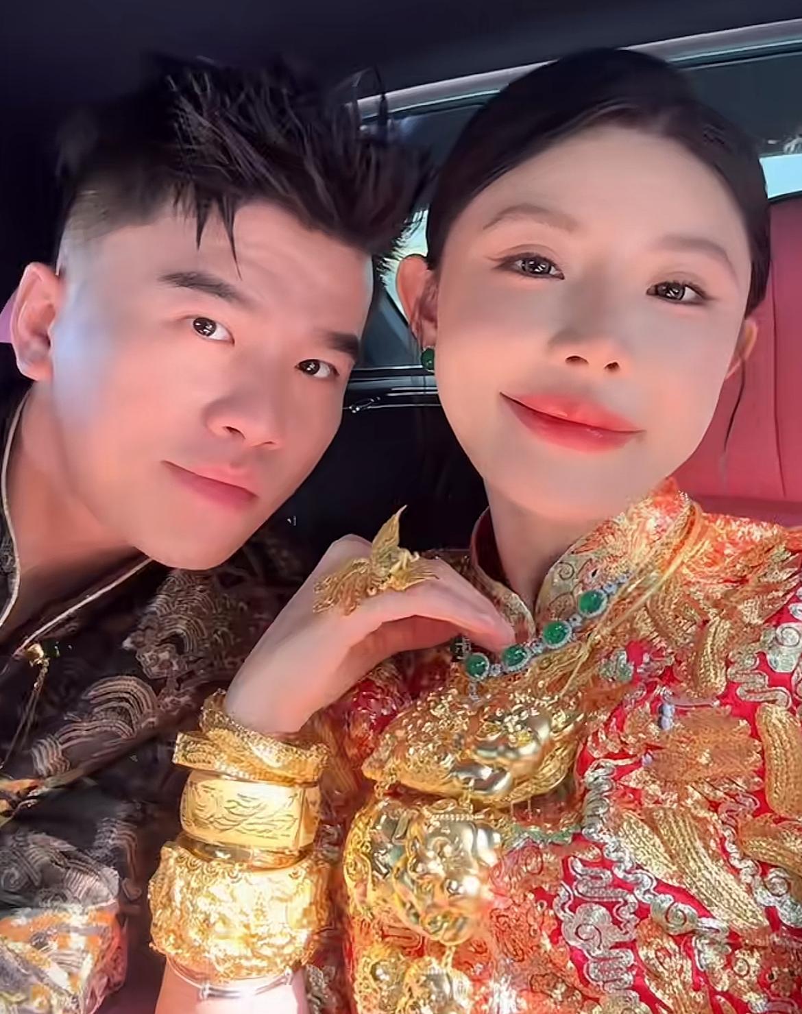 福建网红"林熙"老家婚宴太隆重！

十六道菜里大半是海味，蟹龙虾鲍斑齐齐上桌，价