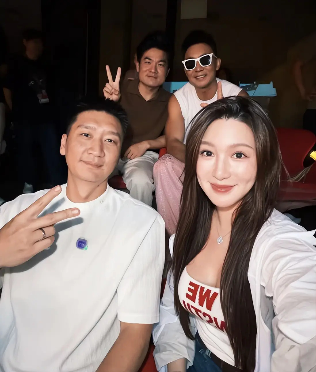 孙悦二婚和妻子朱梓橦大连旅游度假，朱梓橦外形亮眼，身材高挑，毕业于哈佛肯尼迪学院