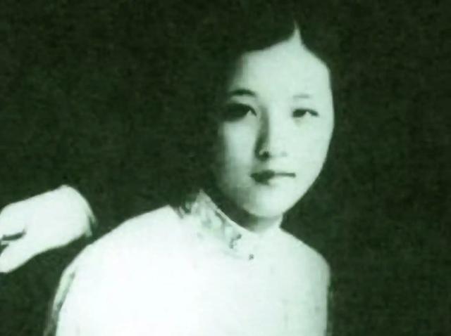 1936年，一位父亲强迫自己17的女儿嫁给了一个54岁的老男人，少女了解情况后，
