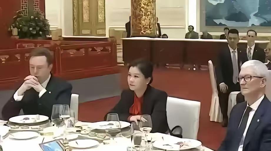 很多人好奇坐在马斯克和库克中间的女人是谁？她叫周群飞，早年出生于湖南湘乡，大专学