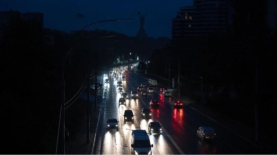 敖德萨的医生在应急灯光下手术，只因零下15度的寒潮压垮了300公里结冰的电线。