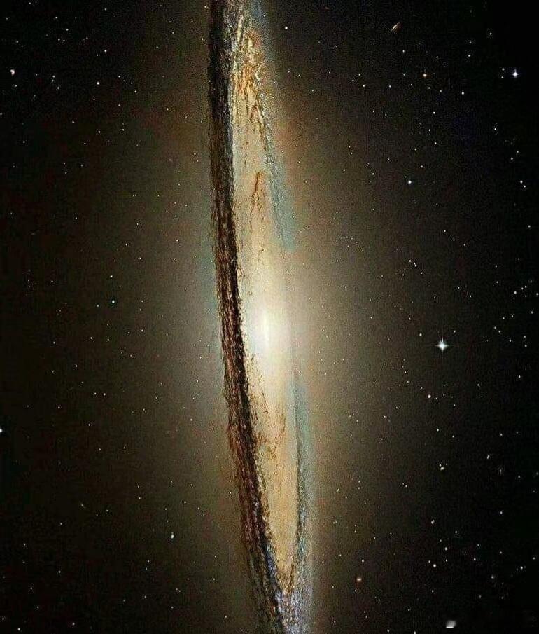 M104草帽星系（云天明专属（bu  shi）△草帽”星系距离我们2930万光年