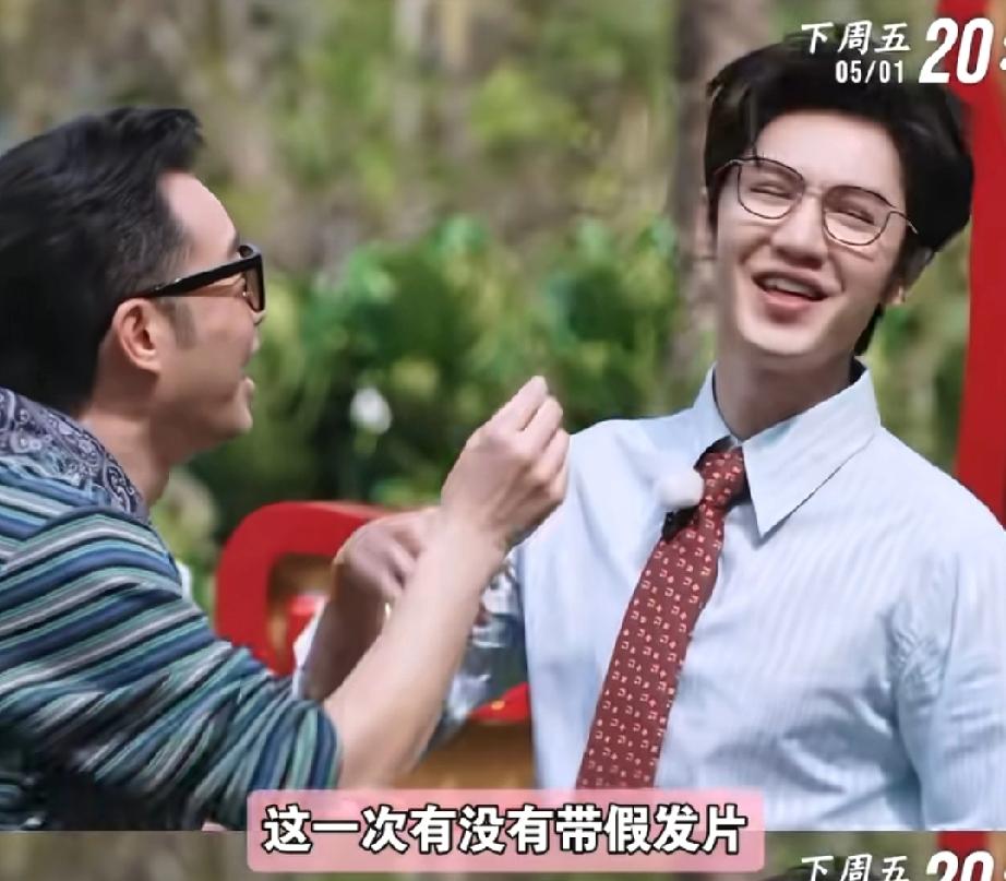 奔跑吧下一期预告，上一秒沙溢还在扒拉陈哲远头上有没有带假发片，下一秒自己头上的假
