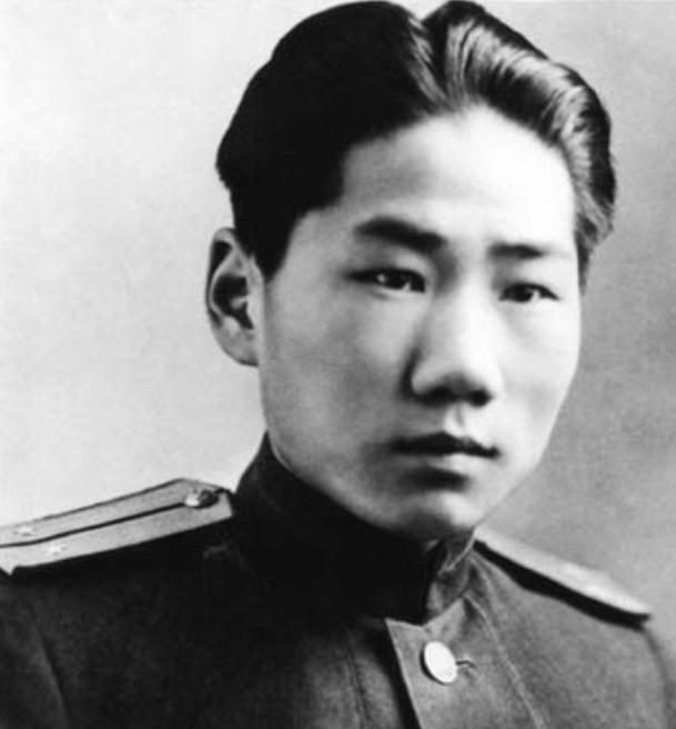 [微风]1955年，中央派人前往朝鲜将毛岸英坟墓迁回国，可当大家刚开始挖，就突然