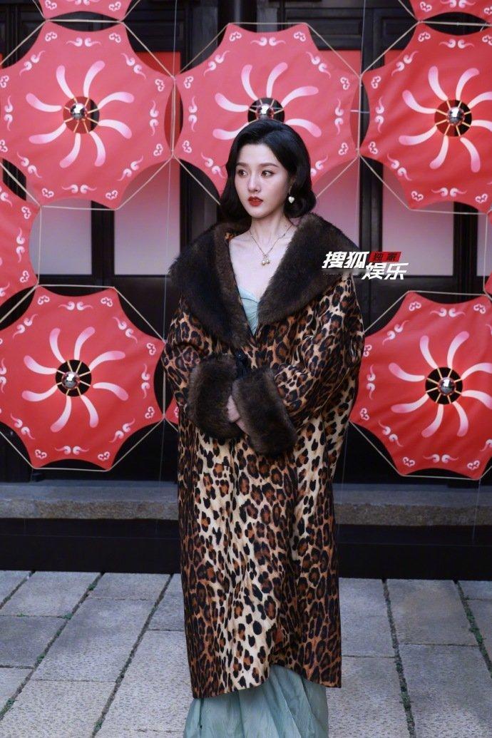 杨紫宋祖儿活动怼脸生图杨紫宋祖儿同场活动怼脸拍 杨紫宋祖儿活动怼脸生图，杨紫宋祖