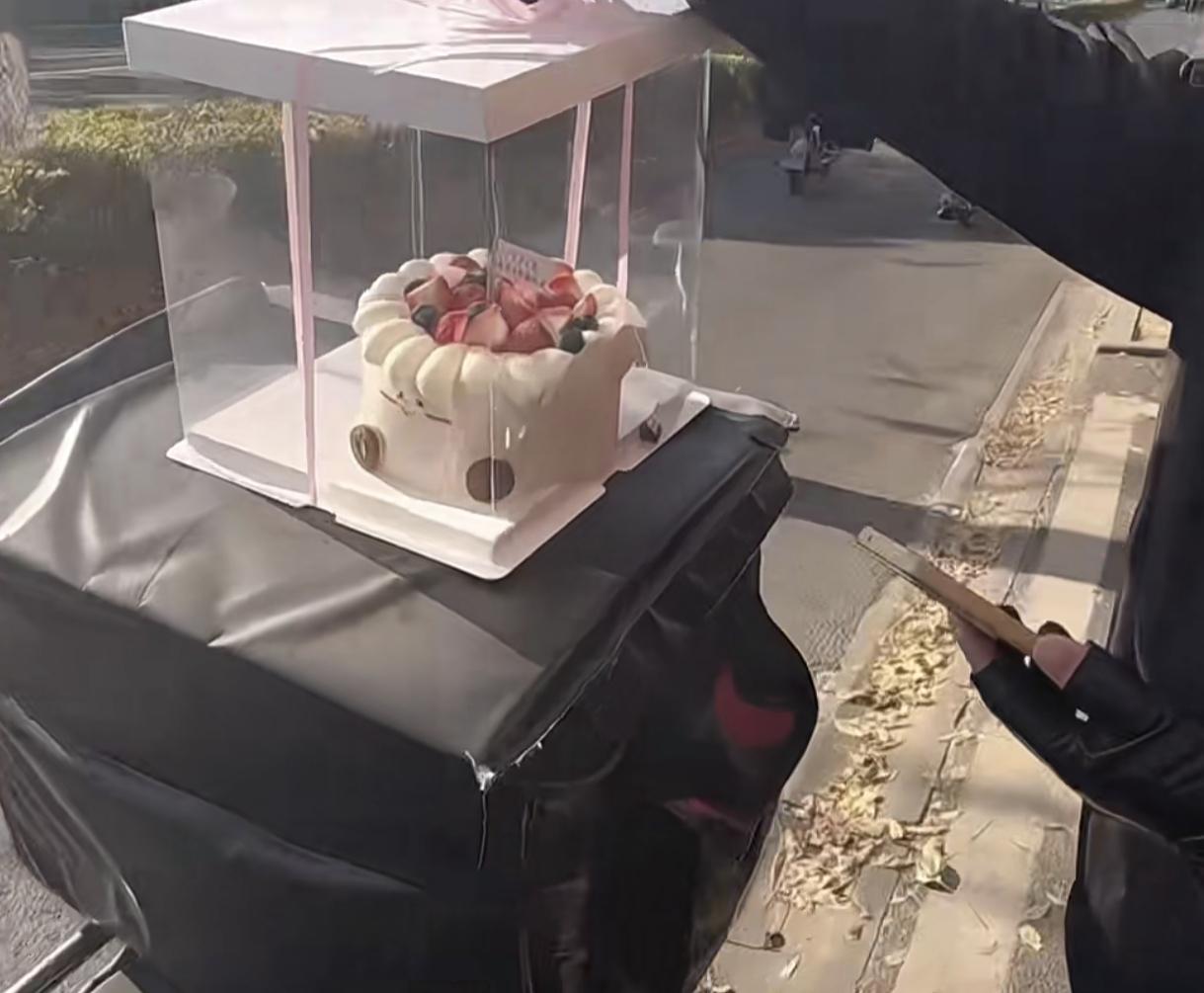 你的燃眉之急 
我的举手之劳
外卖小哥配送蛋糕不慎蹭坏，路边蛋糕店主动帮忙免费修