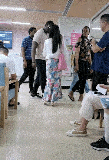 一见钟情！漂亮女孩看见黑哥过来，主动搭讪，奈何黑哥没有停留，女孩为了能多学习一会