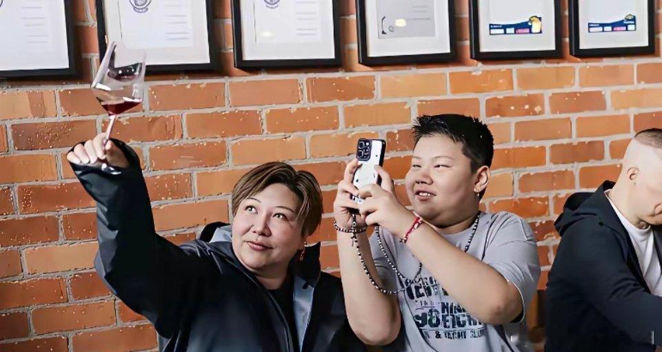 很多人都感到纳闷，郭德纲的小儿子郭汾瑒总是跟着爸妈在国内外演出、旅游，好似不用上