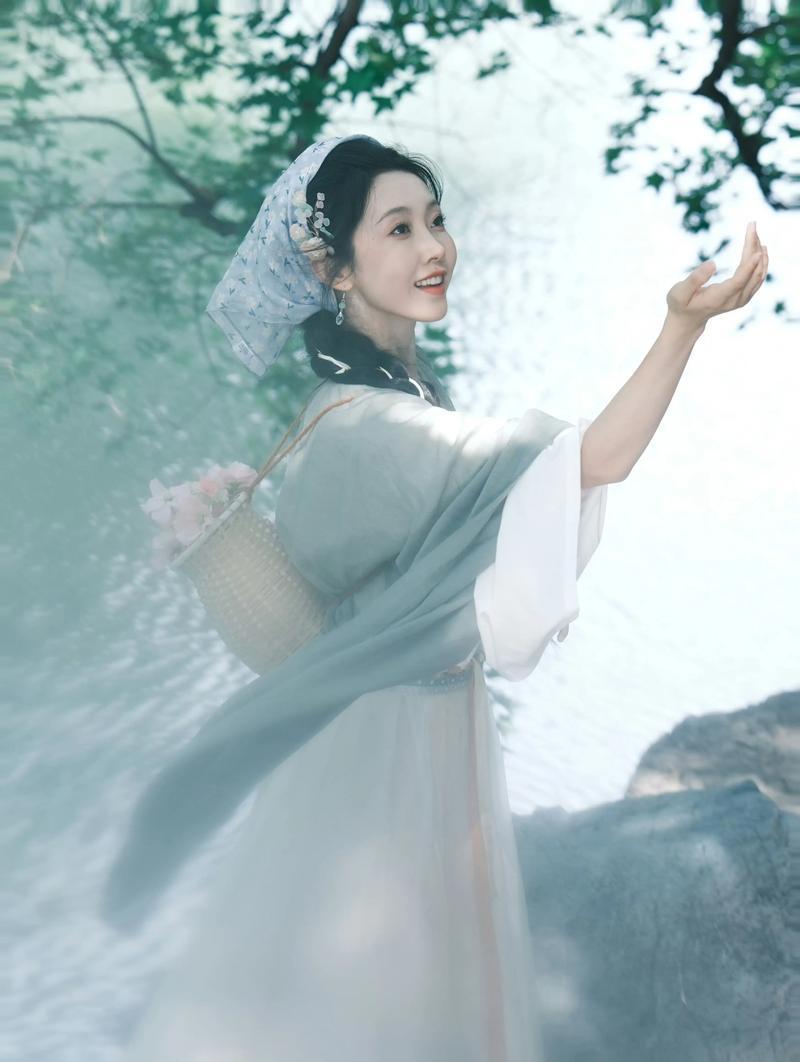 内心高贵的人，拍照不好看。很多人长得明明很好看，拍照就是不上照。因为他的形，不在