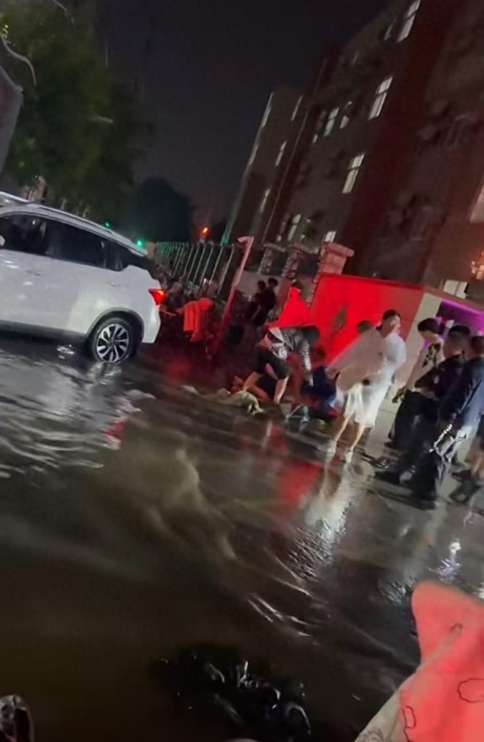 河南濮阳暴雨夜惊魂！一男子疑因积水漏电不幸殒命，现场惨烈画面令人窒息，天灾之下的