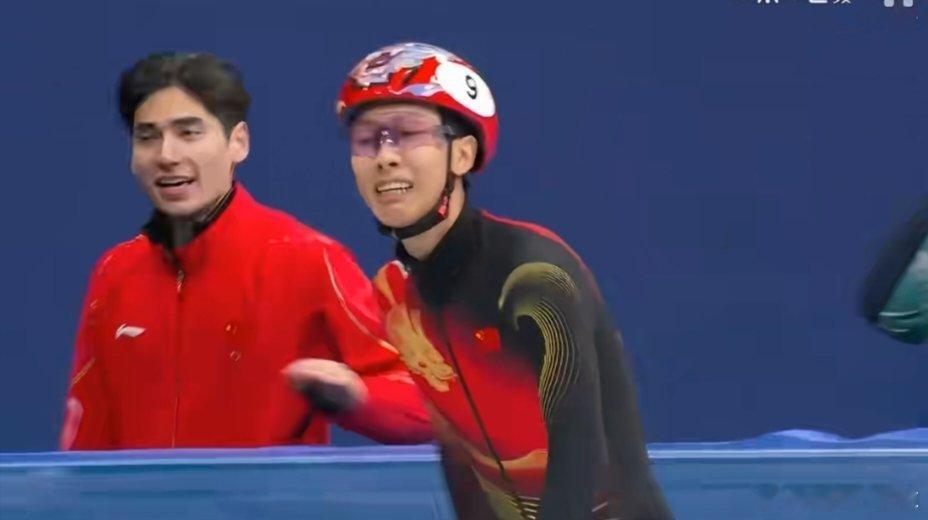 孙龙摘银后哭了！拥抱队友泪洒冰场 压力全释放米兰冬奥会短道男子1000米决赛，孙