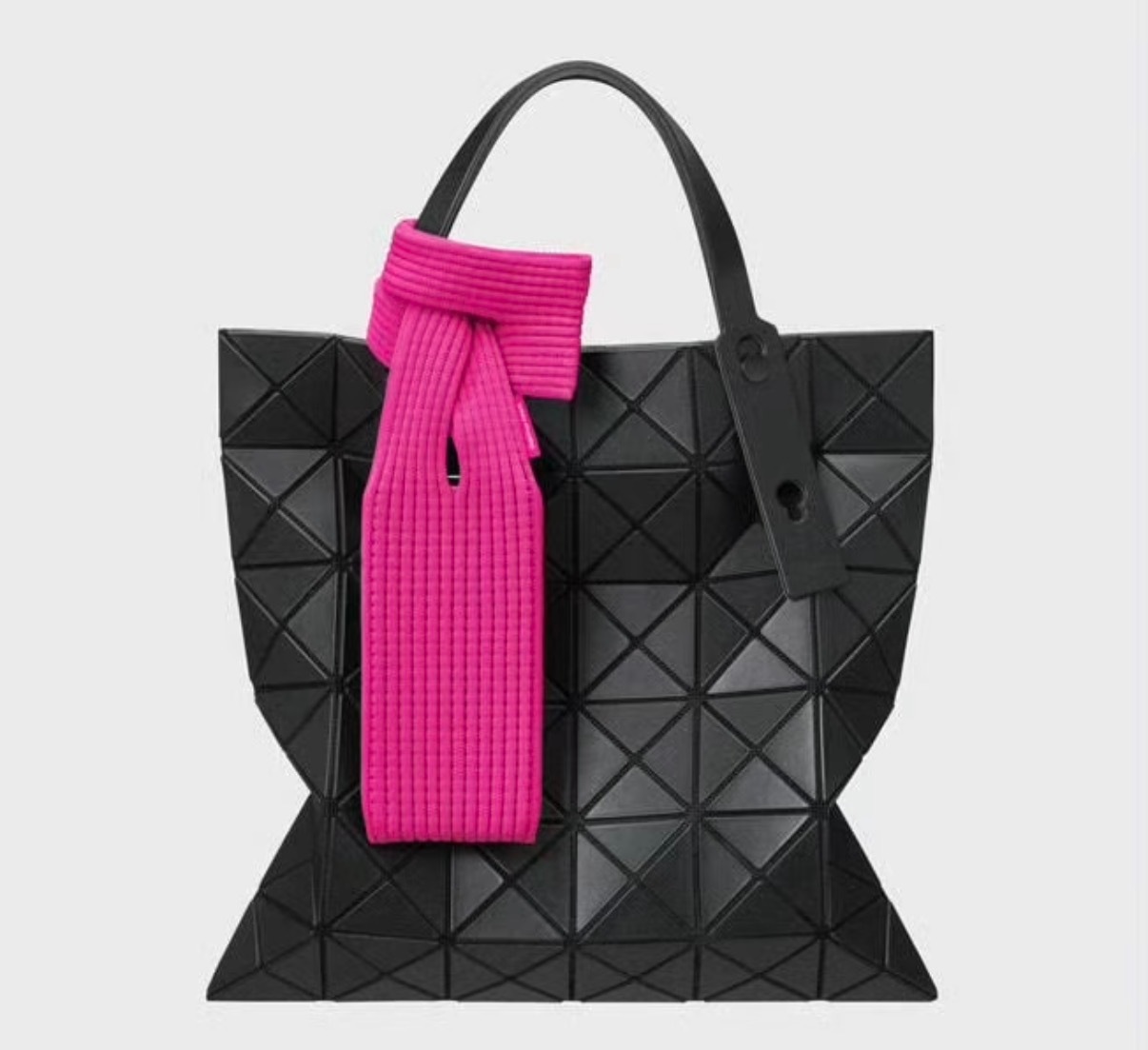 太抽象了，这是把iPhone变成时尚单品来用了，一条布要一千元以上是认真的吗？成