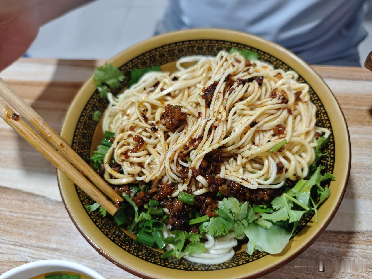 福州高湖村旗杆这一家拉面店真的不错，大排刀削面13元，炸酱面10元，好吃份量又足