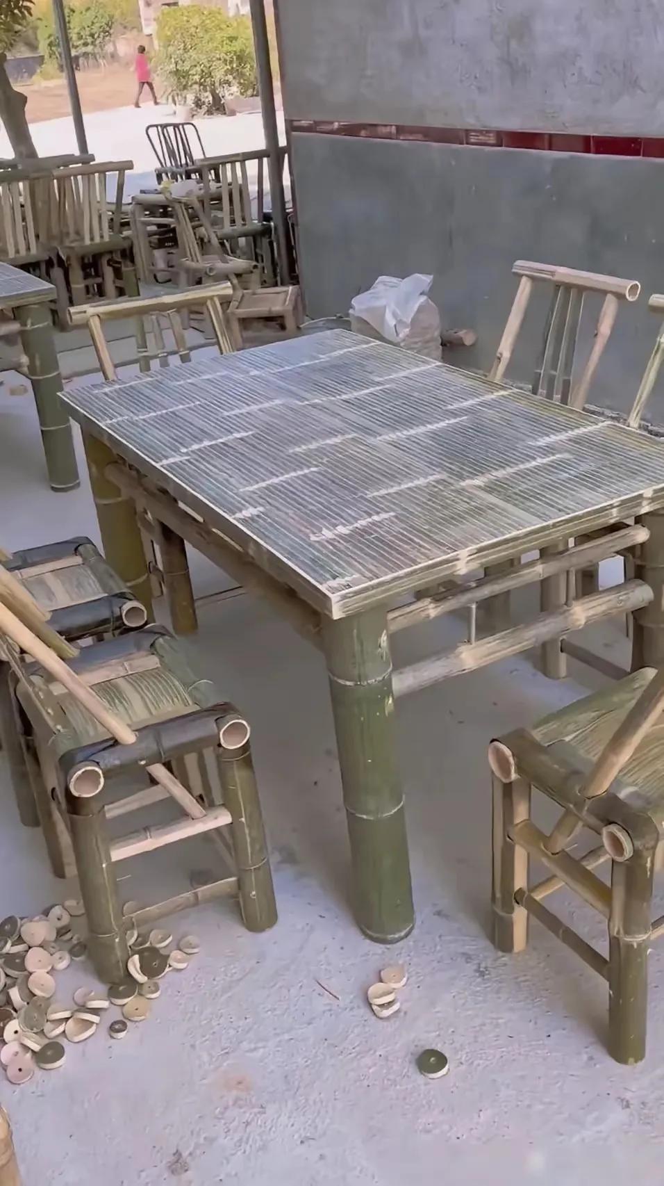 真是高手在民间，这桌子椅子全是纯竹子制作，没有一个钉子，夏天有这一套竹子做的桌椅
