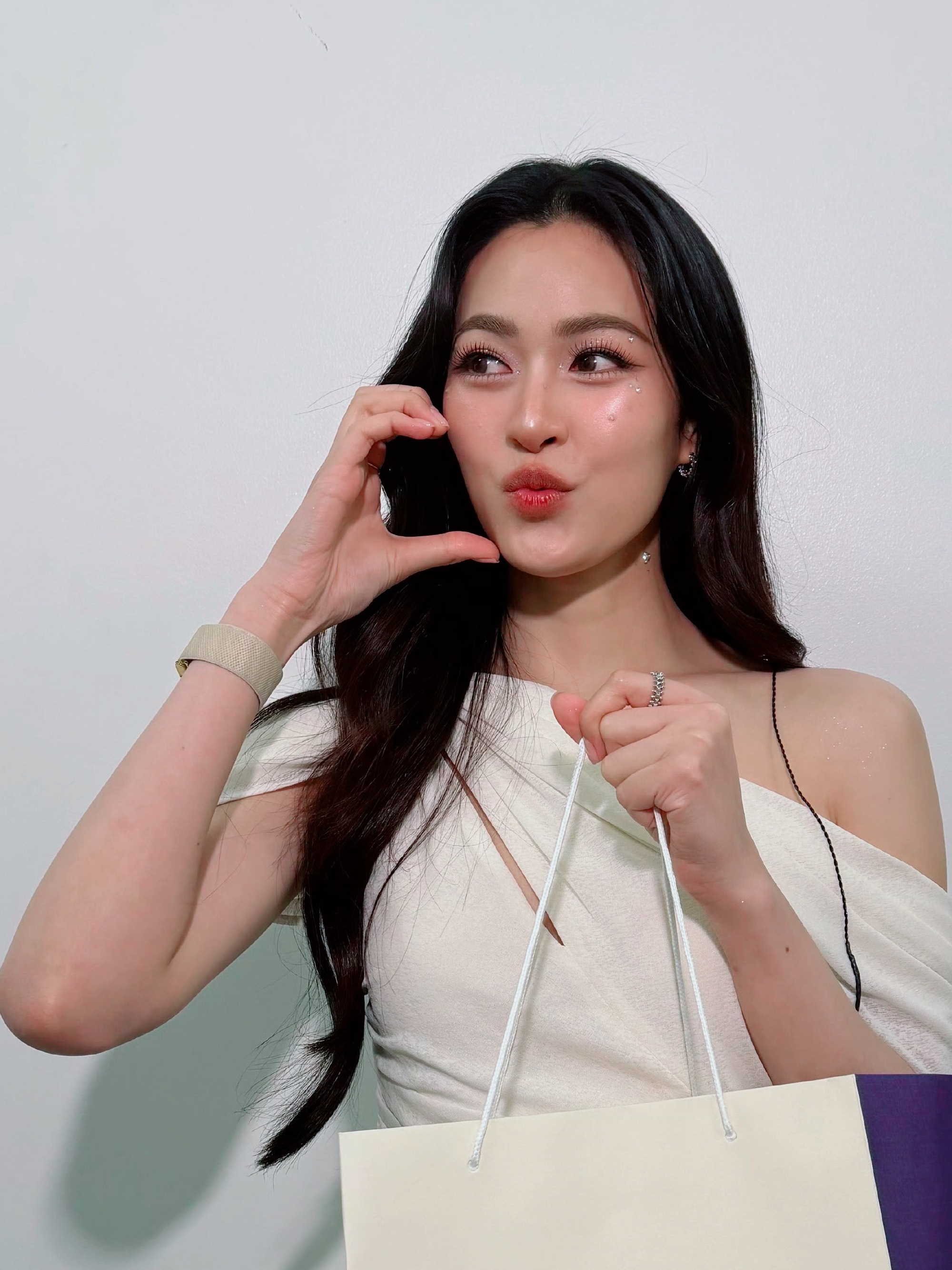 你是这人间独有的光邝玲玲登顶全球最美女性榜单linglingkwong