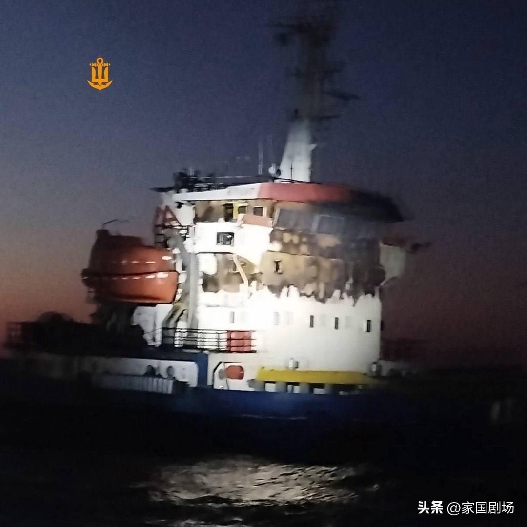 乌军用无人艇袭击了三艘俄罗斯影子舰队的油轮，其中有一艘没有爆，另外一艘被卡着跟船