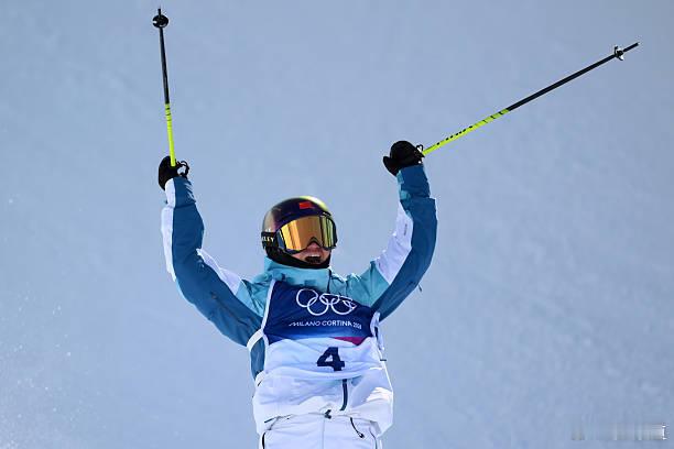 李方慧第一滑81.25分女子U型场地决赛第一轮后前三 第1 阿特金 90.50分