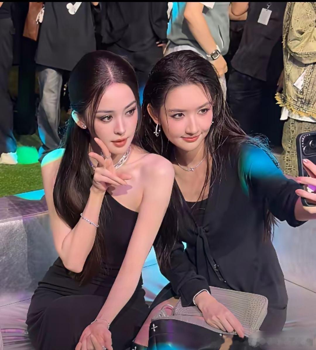 什么是真正的顶级美女？古力娜扎和王玉雯的合影，明明两个人都是又高又瘦、皮肤好，但