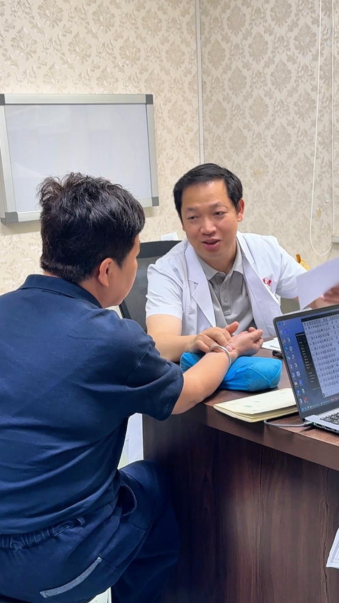 一种寻常又不寻常的便秘。李女士局促地坐在就诊椅上，五十多岁的面容上刻满...
