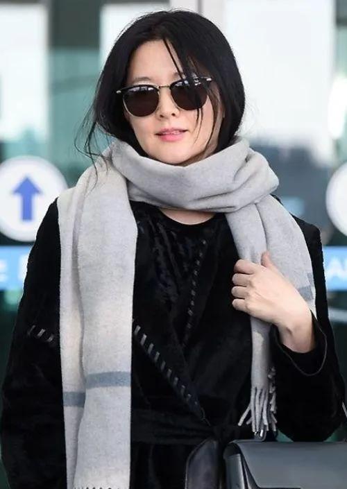 54岁李英爱这“黑+灰”穿搭，把贵气松弛感焊在身上了
 
谁能想到李英爱换风格后