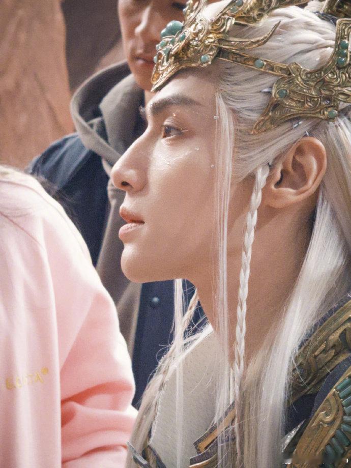 罗云熙 劳资蜀道山罗云熙的“劳资蜀道山”像颗方言炸弹，炸得观众满地找头！杀青时不