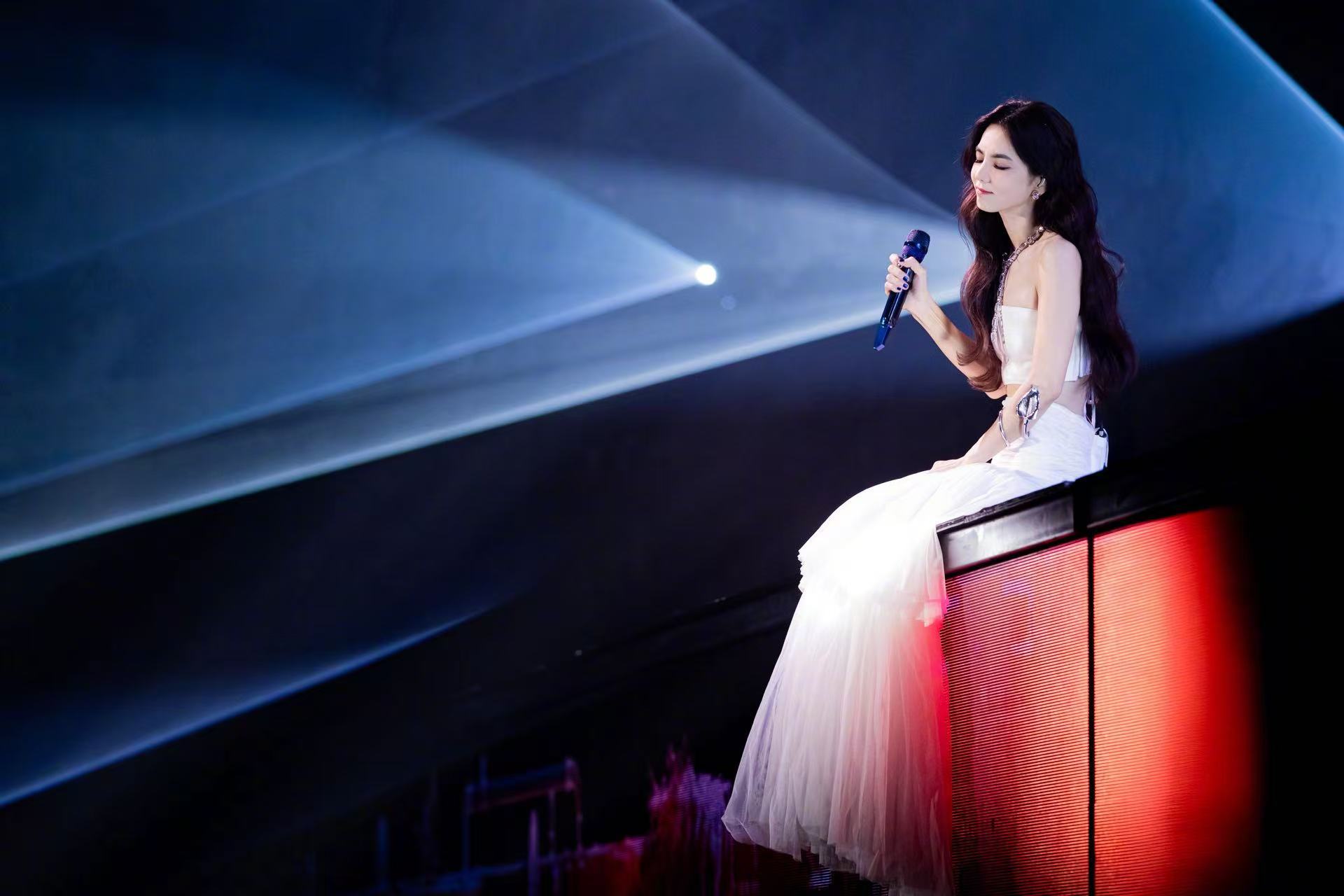 Ella 好险差点自己唱完了 演唱会秒变个人秀？Ella唱嗨了把粉丝的主歌都唱了