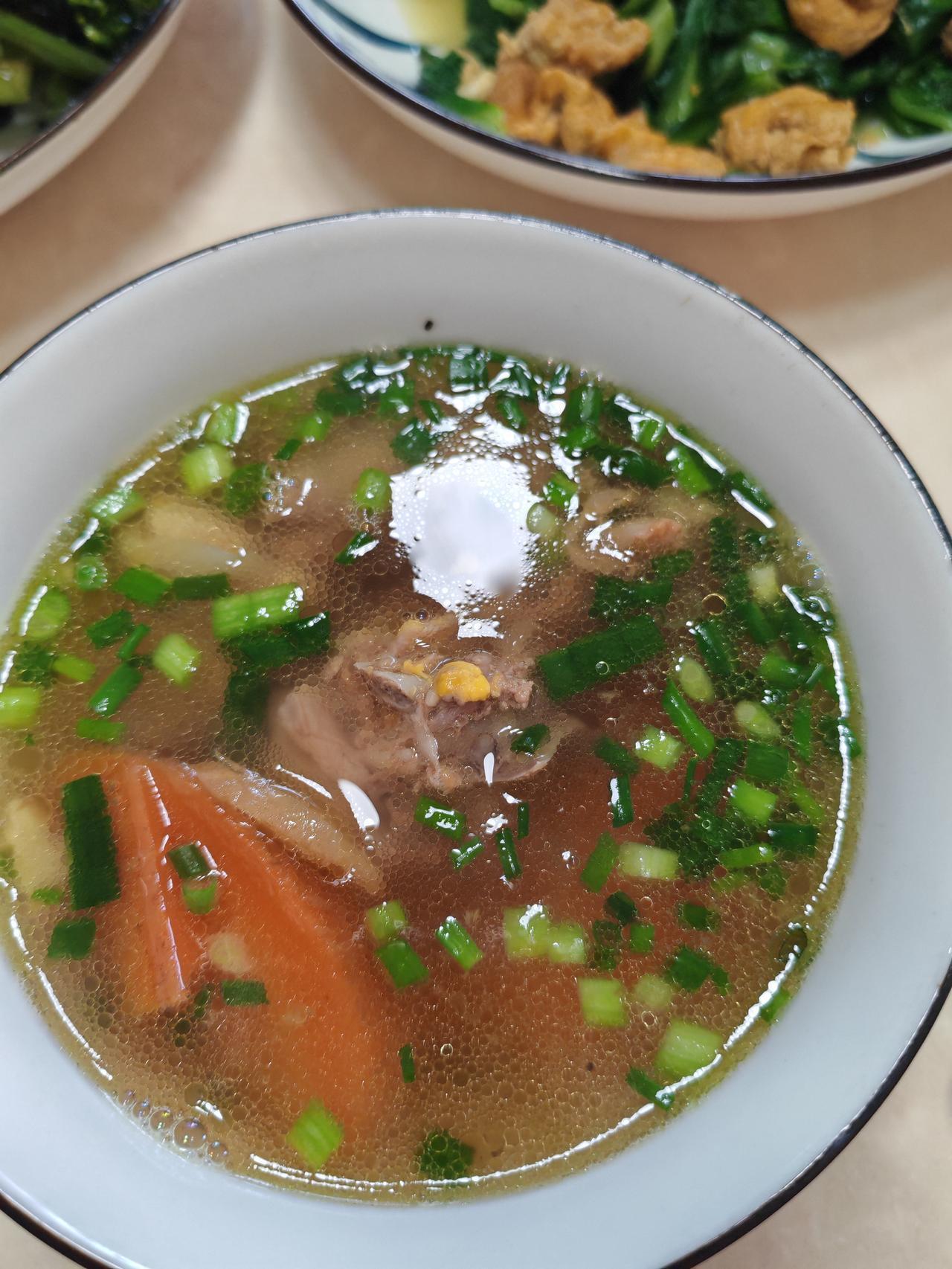 昨天的午餐，胡萝卜鸡汤，炒菜苔，鸡蛋炒茼蒿。胡萝卜鸡汤很美味，既有老母鸡的鲜香，