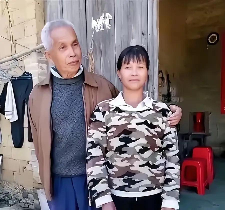 广西第一猛男！
1994年，49岁的梁二在工地认识19岁的陆红兰，自愿结合回村，