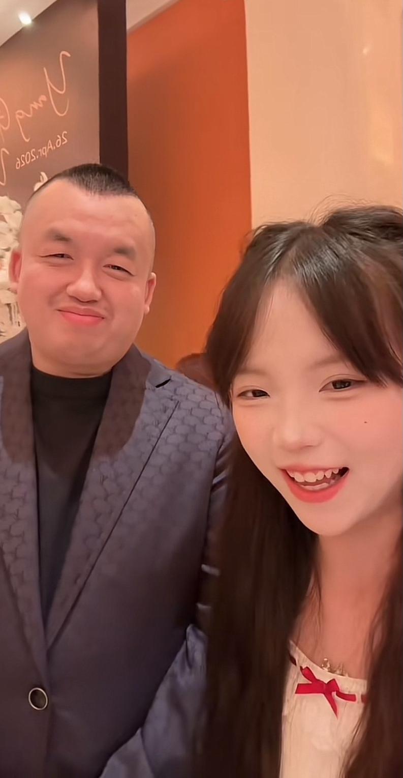 河北燕郊大富豪霍克刚，也就是北京坤哥，这次在澳门居然碰到自己的女粉丝了，俩人同框