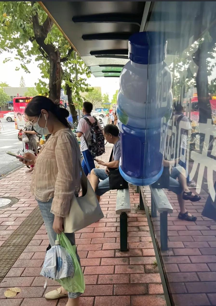 广州公交站脉动后续来了，广告牌没有动，倒是把公交站的椅子移到旁边去了。其实这样的