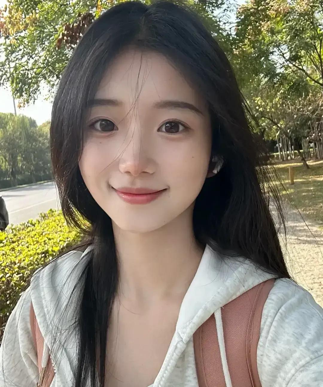 一个匿名女生把和前男友从初中到大学的十年纠葛写成长文发上网。
中考前夜男生表白，