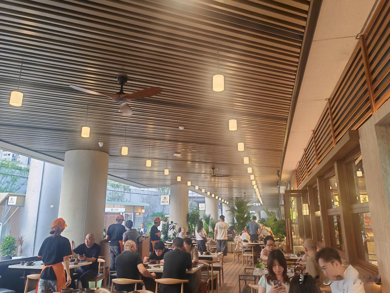 宜宾每到9-10月，你会看到宜宾很多的餐饮多了那种稚气的服务员，很多是初中读完就